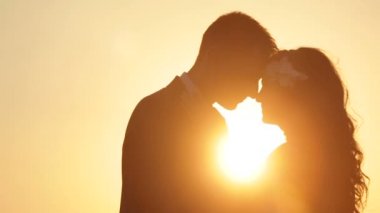 Günbatımı güzel düğün çift öpücük silüeti yakın çekim