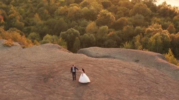 Beautiful wedding couple dances in the Alpine mountains on  top view — Stock Video