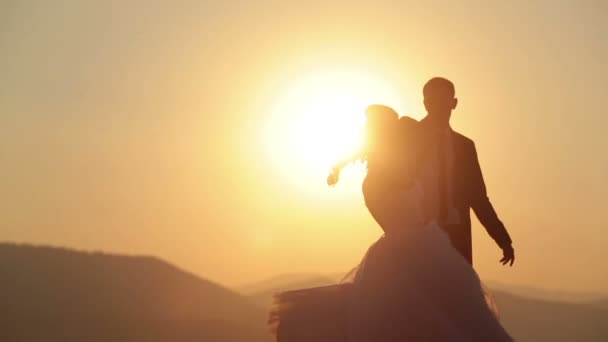 Hermosa pareja de bodas baila al atardecer de cerca — Vídeos de Stock