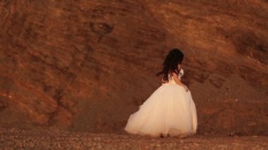 Seksi esmer gelin dansları rocky Dağları'nda