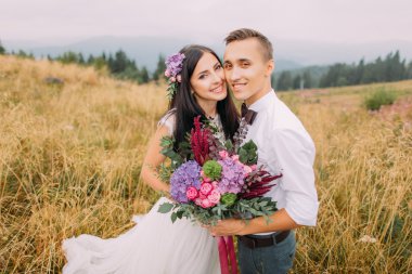 Poz ve sahada gülümseyen mutlu evlilik çift. Balayı