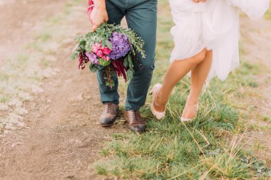 Gelinler ve damatlar ayak yere yakın çekim