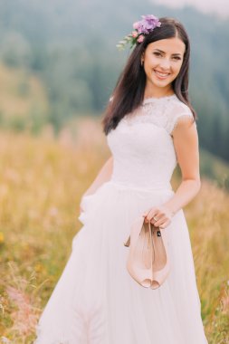 Şirin esmer gelin Alpian dağlarda portresi. Balayı