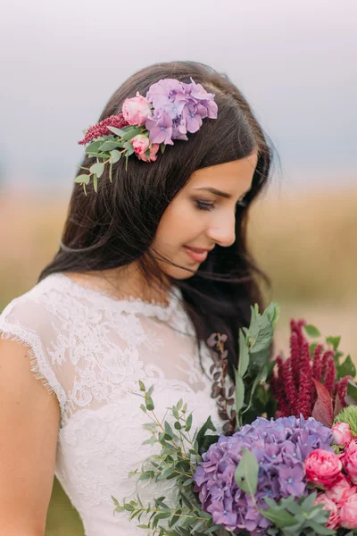 Retrato de novia encantadora con ramo púrpura en las manos de cerca — Foto de Stock