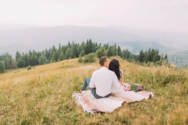 Casal sentado no xadrez no pico da montanha — Fotografia de Stock