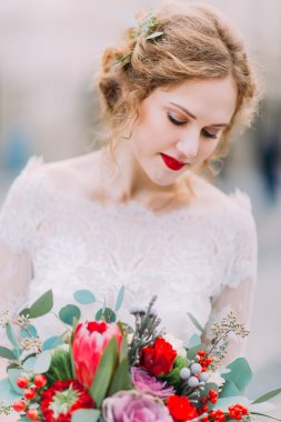 Büyüleyici gözlü sarışın gelin ona düğün buket tutan kapalı