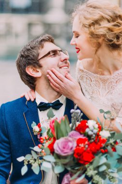 Aristokrat sarışın gelin usulca mamülleri yüzünü dokunur