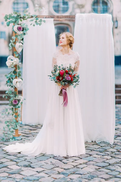 Linda noiva loira em vestido de renda vintage no dia do casamento — Fotografia de Stock