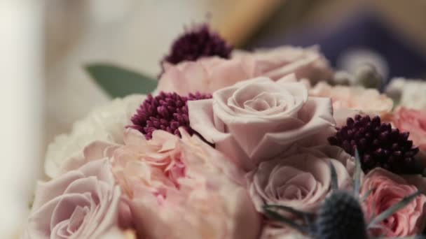 Bouquet de mariage de roses roses et violettes en gros plan — Video