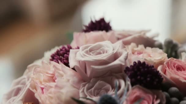 Bouquet da sposa di rose rosa e viola da vicino — Video Stock