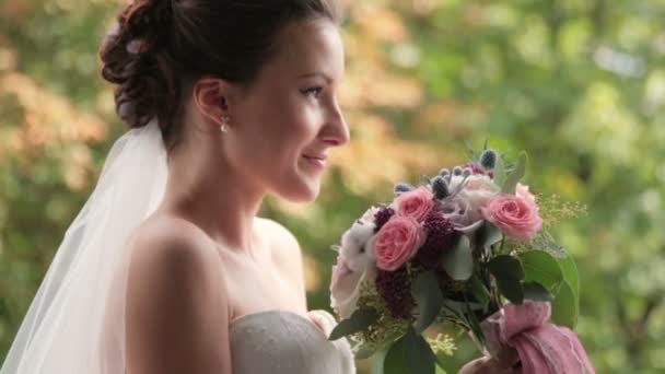 Sposa bruna con bouquet da sposa su sfondo verde — Video Stock