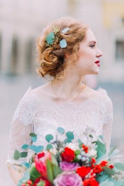 Muhteşem sarışın gelin düğün buket gül ve peonies yakın çekim