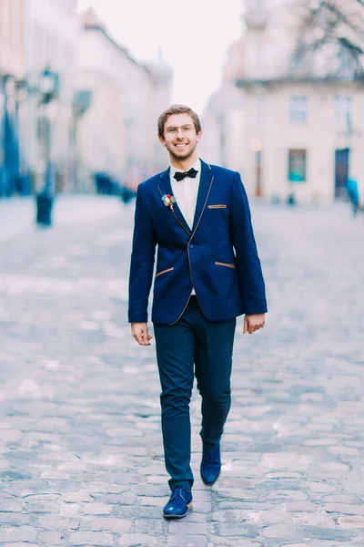 Elegante jovem noivo andando nas ruas do antigo centro da cidade de Lviv — Fotografia de Stock