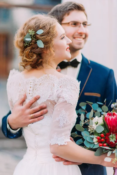 白い背景に愛情を込めてハグ魅力的な新婚夫婦 — ストック写真