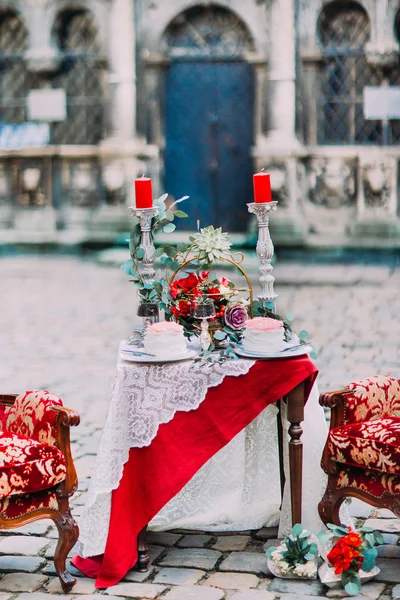 Романтичний стіл з квітами і свічками, підготовлений для весільної пари — стокове фото