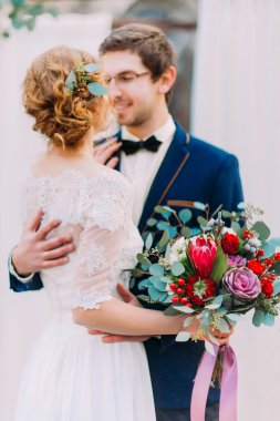 Sevgiyle beyaz zemin üzerine sarılma muhteşem evlilik çift