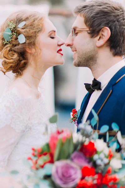 Encantador casal de casamento elegante suavemente beijando com os olhos fechados de perto — Fotografia de Stock