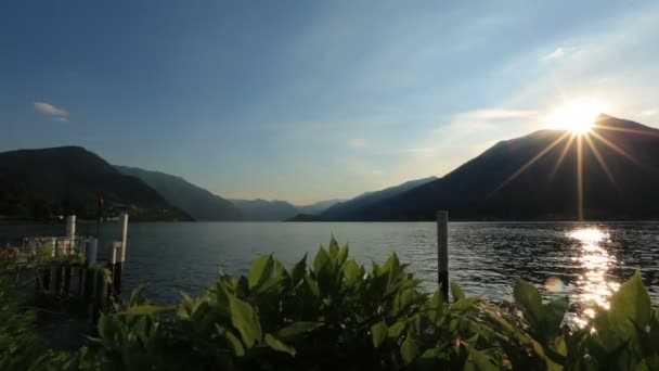 Maravilloso amanecer en el lago Como, Italia Luna de miel — Vídeos de Stock