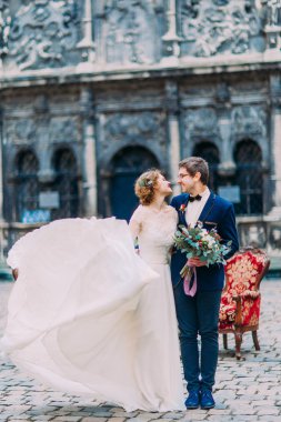 Büyüleyici yeni evli mutlu düğün günlerinde birbirlerine bakıyorlar