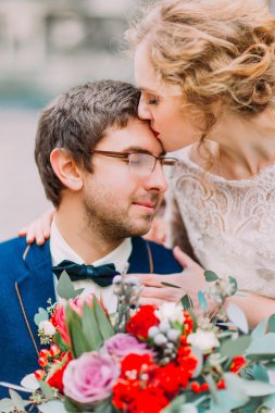 Sevimli sarışın gelin öpücük onun damadın alnına yakın çekim