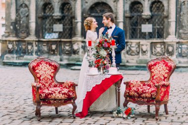 Romantik akşam yemeği mum, çiçek ve pasta muhteşem Düğün çifti şehir merkezinde ayarlı için