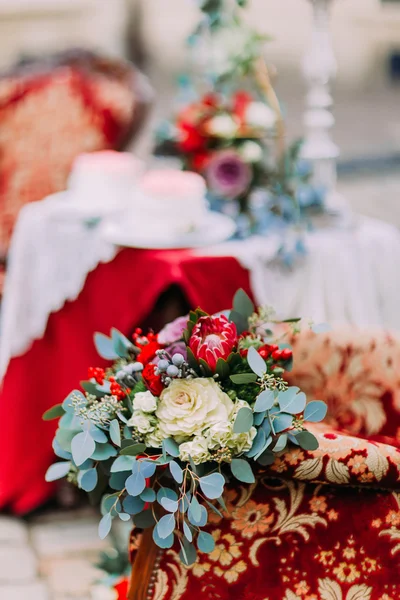 Ramo vintage de flores blancas y rojas sobre fondo rojo de cerca —  Fotos de Stock