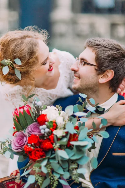 Noiva feliz e noivo abraçando e rindo com os olhos fechados — Fotografia de Stock