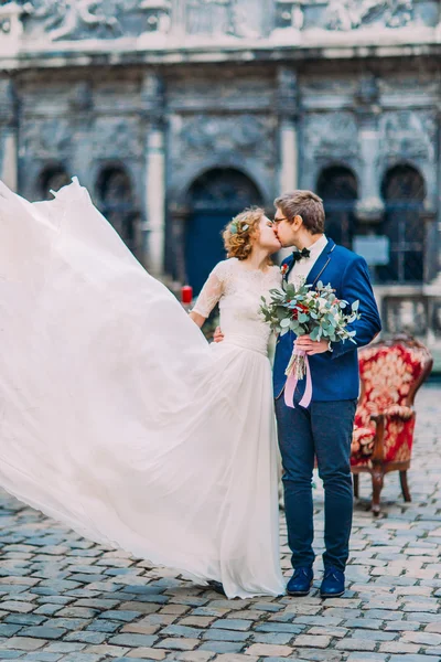 Geweldige paar gelukkig zoenen op hun trouwdag — Stockfoto