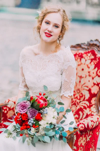 Cantik pirang pengantin dengan bibir cerah merah terlihat ke kamera dan tersenyum — Stok Foto