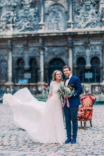 Feliz novia y novio posando para la cámara y sonriendo —  Fotos de Stock