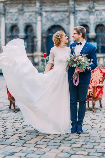 배경에 오래 된 바로크 건축과 행복 하 게 웃 고 행복 한 명랑 한 결혼식 한 쌍 — 스톡 사진