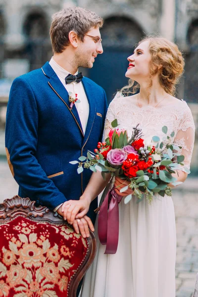 El novio y la novia felices se miran cariñosamente y sonríen — Foto de Stock