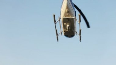 Masmavi gökyüzünde uçan bir helikopter. Santorini Island, Yunanistan