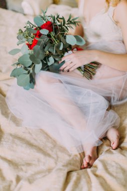 Güzel gelin gül buketi ile dantel iç çamaşırı. Yatak odası