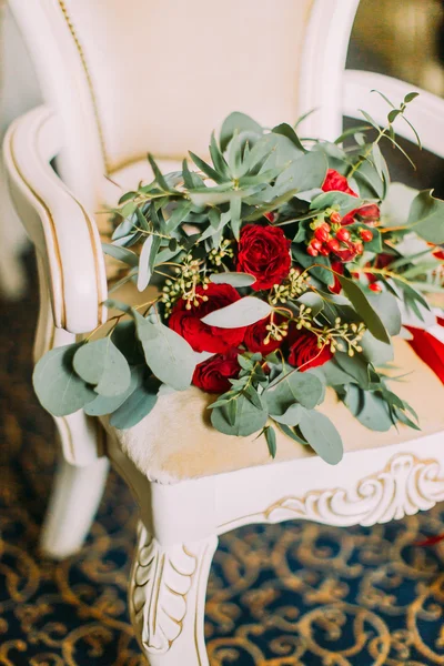 Boeket van rode rozen op witte fauteuil in de luxe appartementen van het huwelijk — Stockfoto