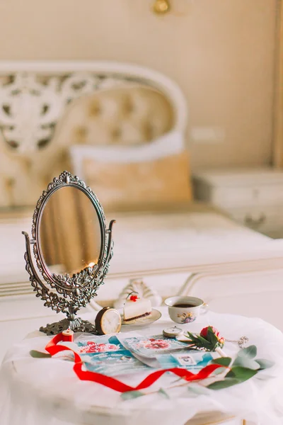 Mesa vintage branca bonita com espelho em estilo vitoriano. Hora do chá — Fotografia de Stock