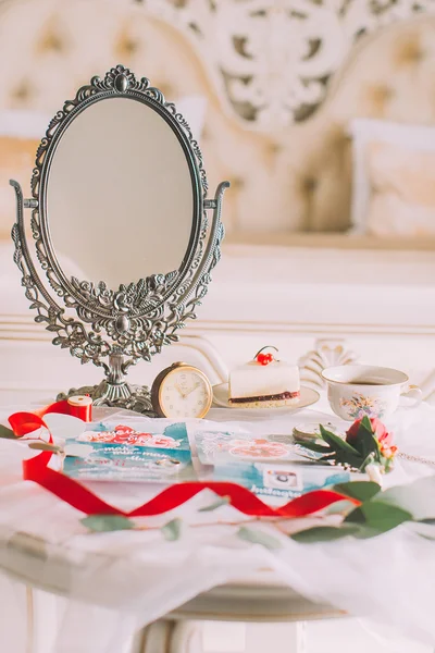 Mesa vintage branca bonita com espelho em estilo vitoriano. Hora do chá — Fotografia de Stock