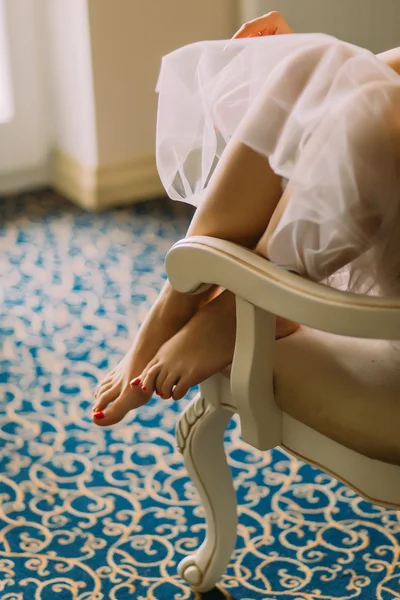 Beautiful brides legs  with bright pedicure close up — Stock Photo, Image