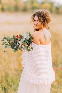 Güzel dövme gelin buketi sahada poz ile