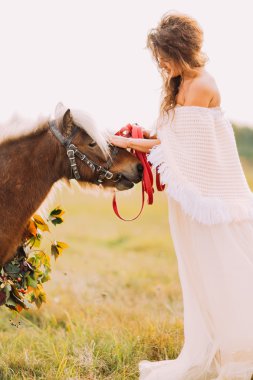 Muhteşem gelin usulca alanında küçük midilli evcil hayvan