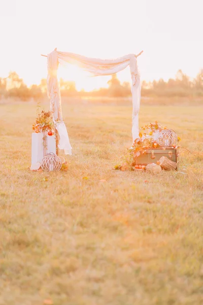 Arco de boda vintage blanco en el campo de otoño al atardecer — Foto de Stock