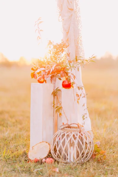 Esküvői dekoráció a mező piros almával közelről — Stock Fotó