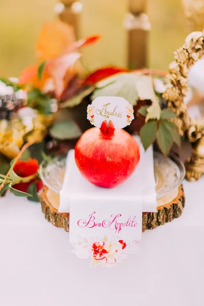 Zoete rode granaatappel op bruiloft tafel close-up — Stockfoto
