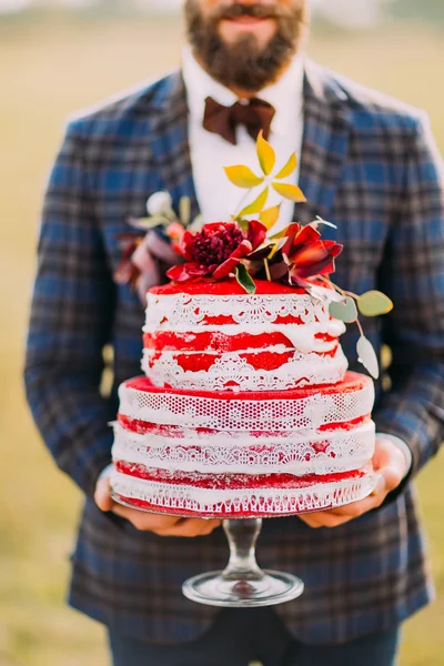 세련 된 수염된 신랑 손 근접 촬영에 맛 있는 웨딩 케이크와 함께 — 스톡 사진