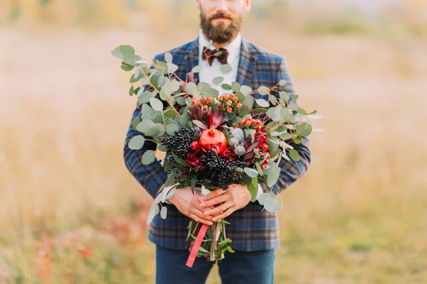 Novio barbudo con ramo de frutas en el campo —  Fotos de Stock