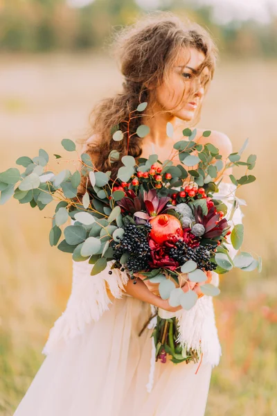 Encantadora novia con frutas maduras en las manos en el campo — Foto de Stock