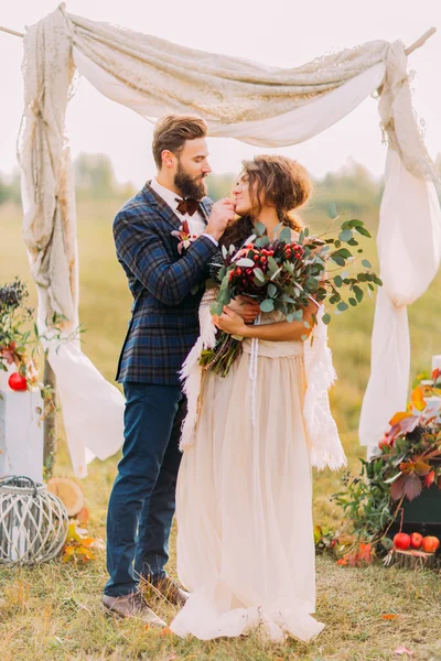 Lyckliga par hålla mjukt varandra på bröllop — Stockfoto