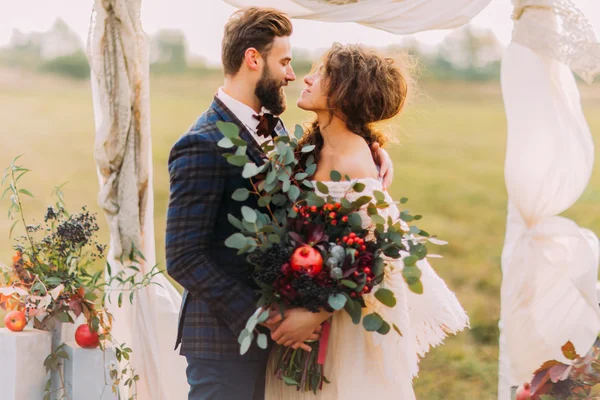 Pareja de boda amorosamente se miran durante la ceremonia — Foto de Stock