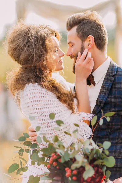 Splendida sposa tiene dolcemente sposi faccia in mano — Foto Stock