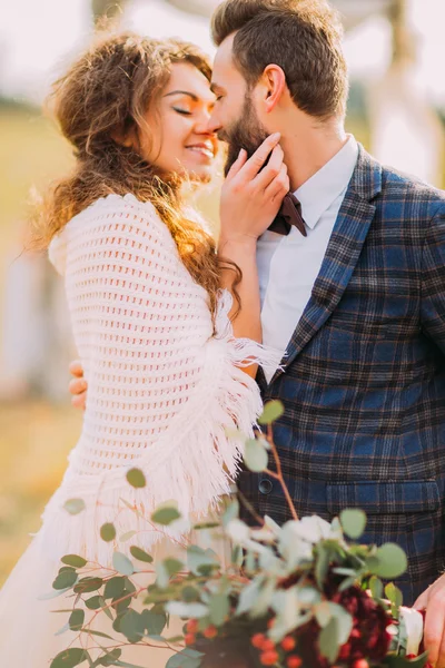 Feliz boda pareja suavemente sosteniendo el uno al otro de cerca — Foto de Stock